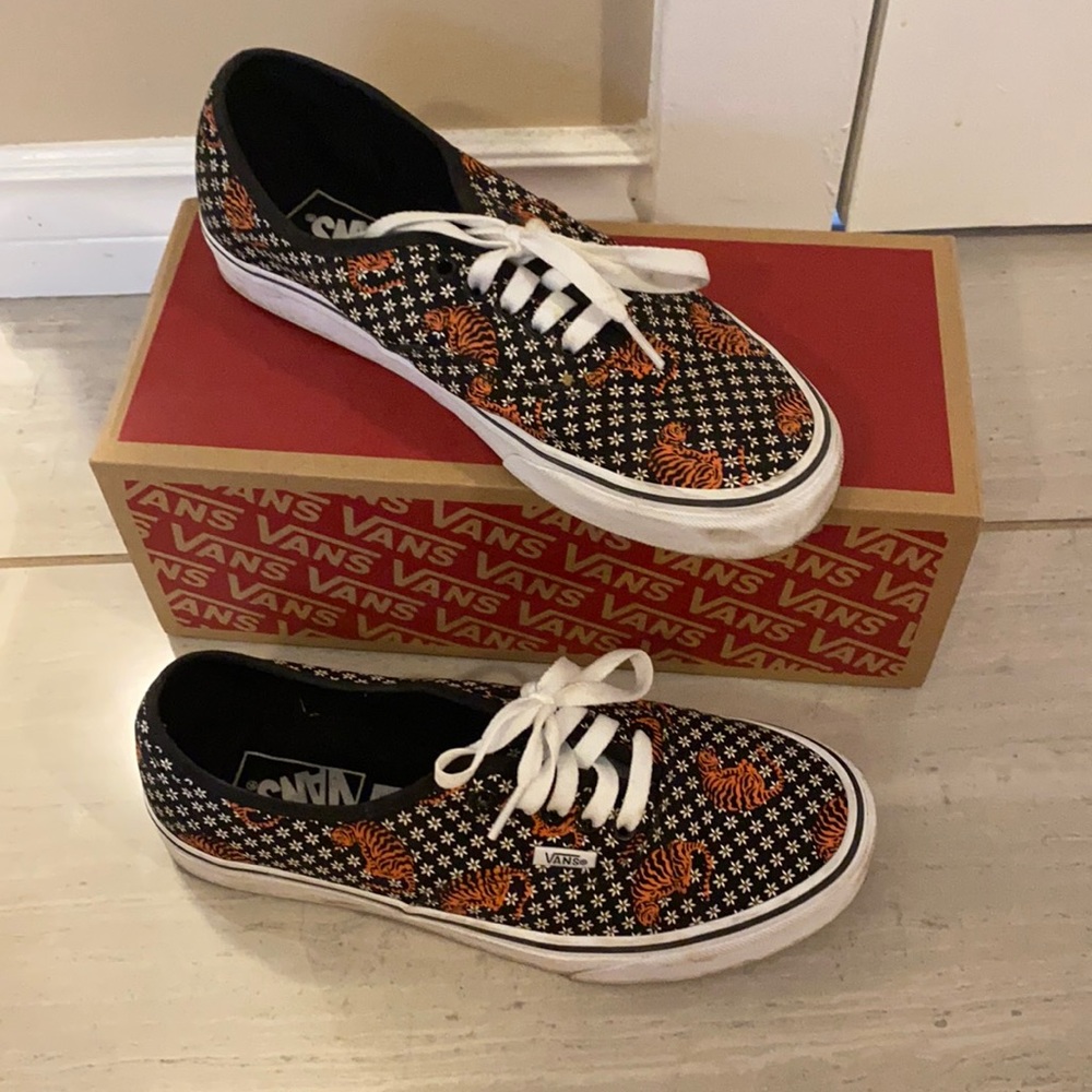 Tiger Floral Authentic Vans